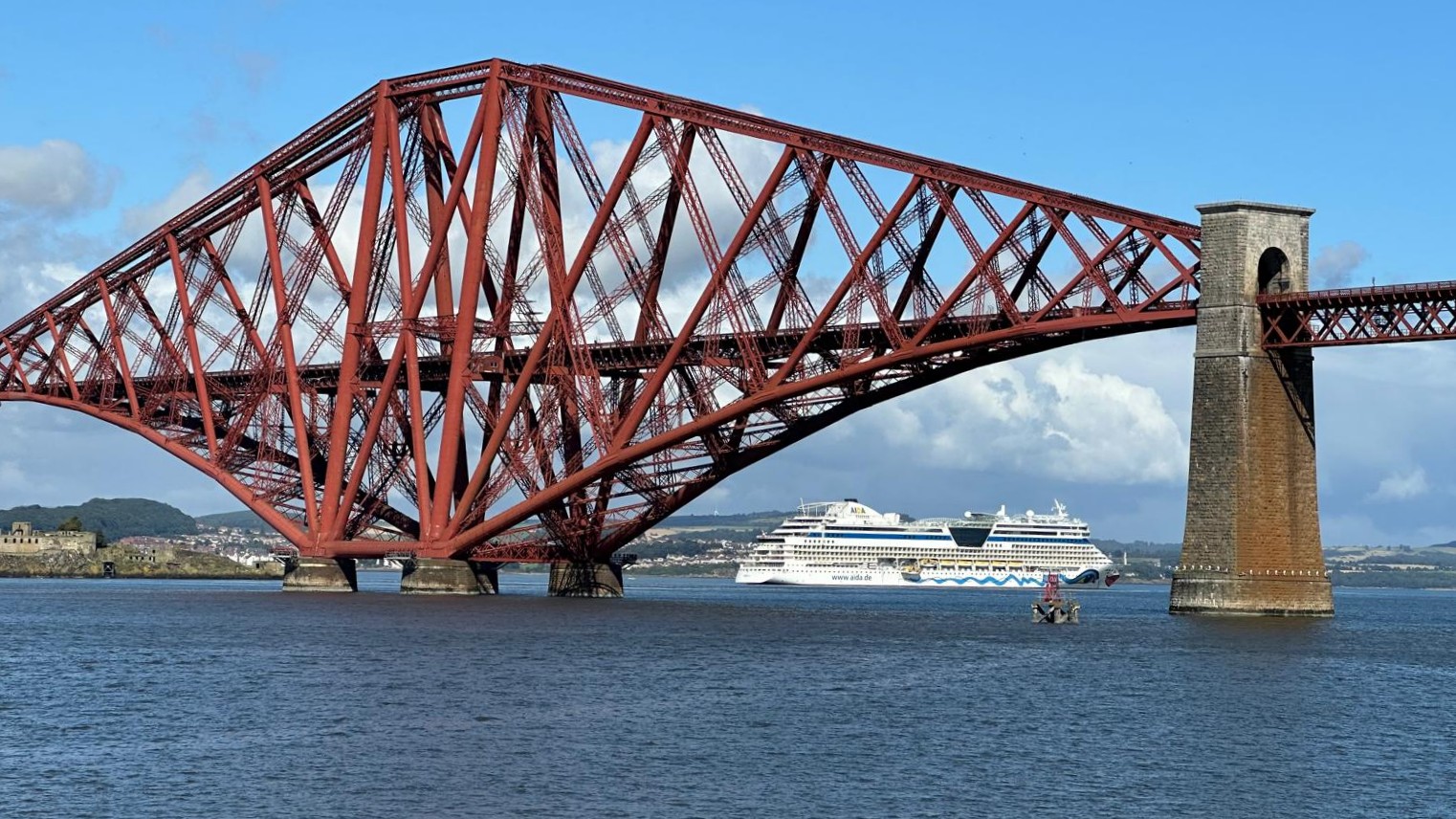 Tendern an der Forth Bridge in Endinburgh