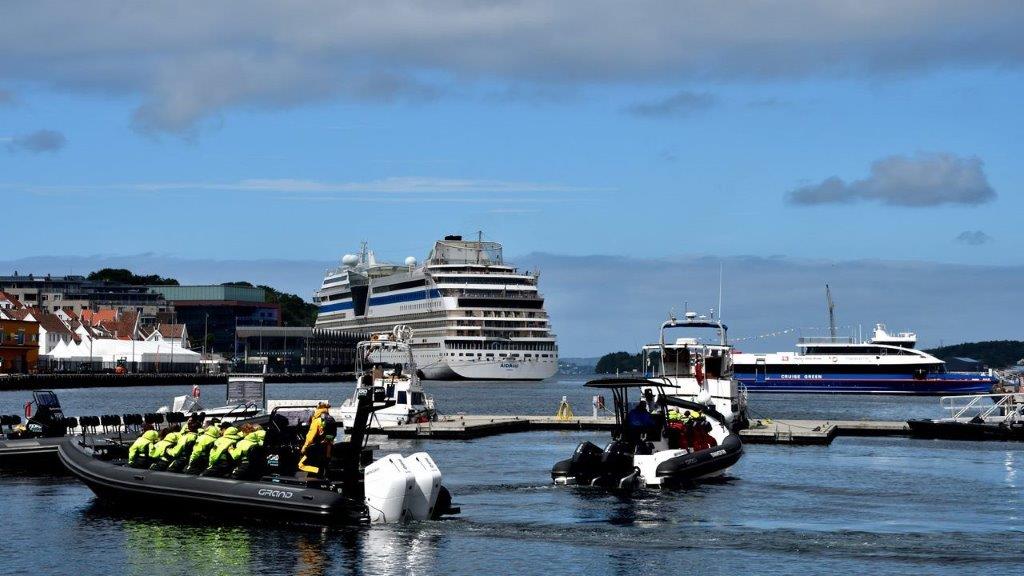 Stavanger - ein großes und mehrere kleine Schiff/e