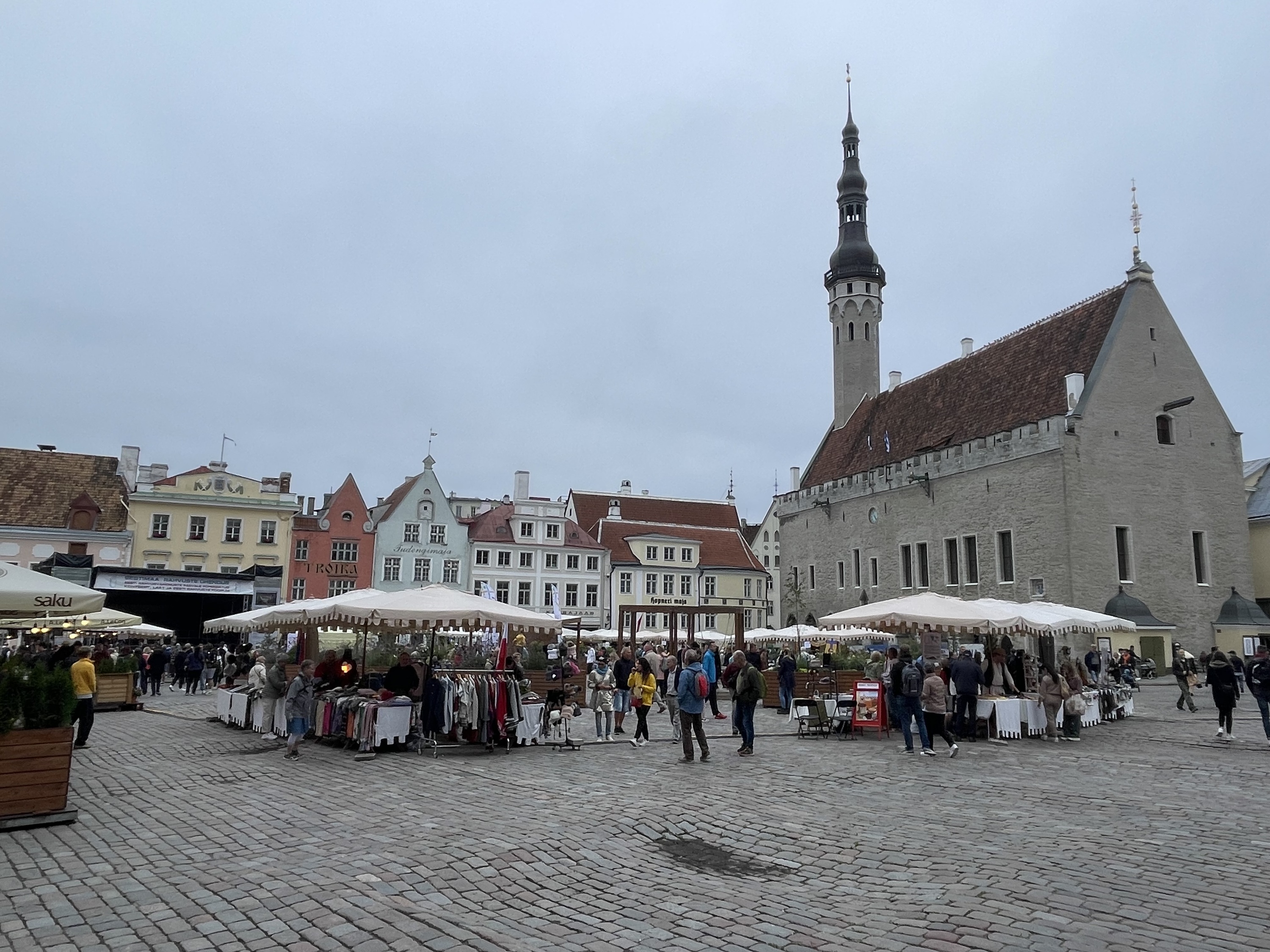 zu Marktplatz an dem ein Fest an dem Tag war