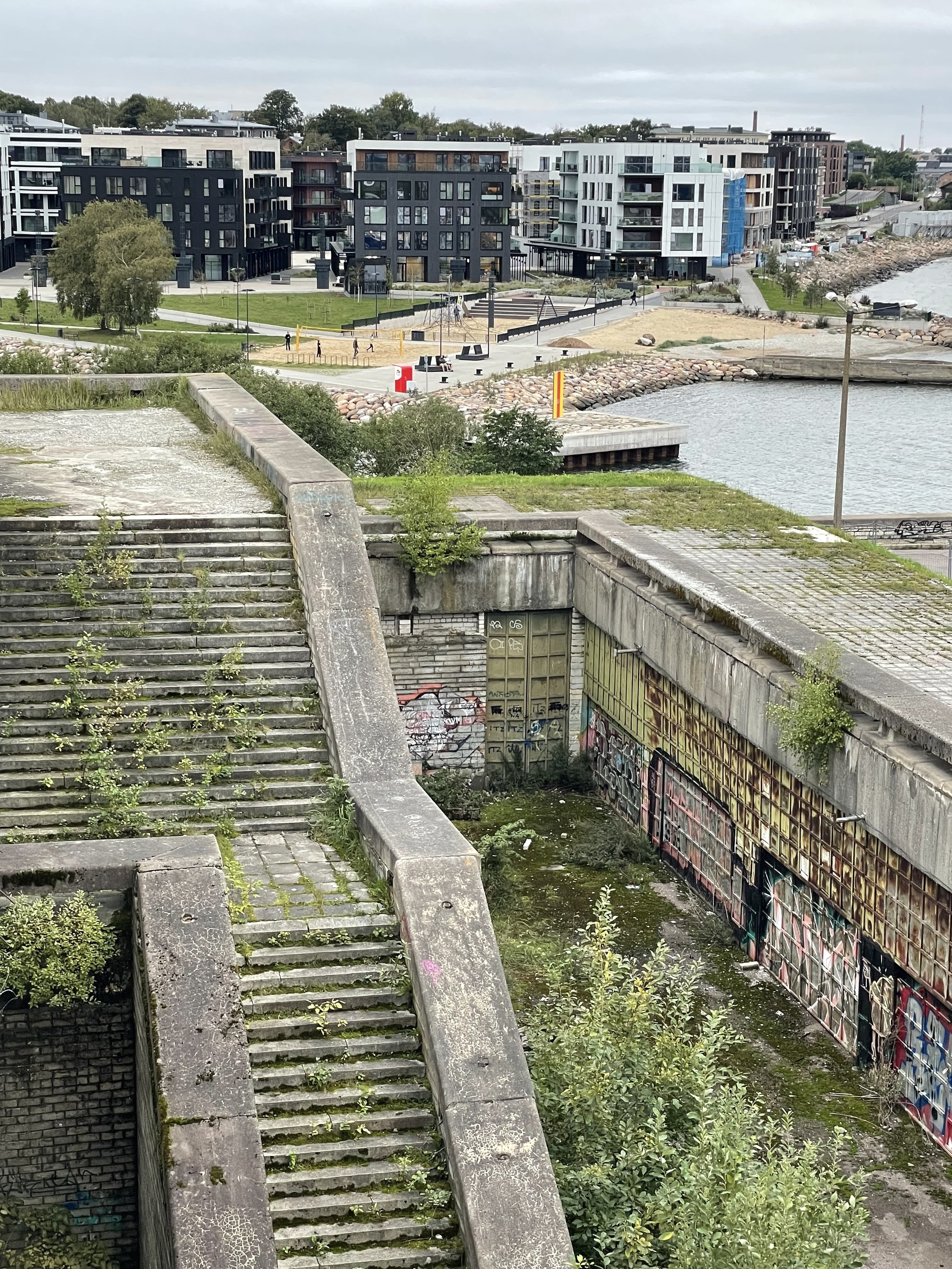 auf yt findet man auch Videos von innen derzeit von Führungen, keine Ahnung ob man da eine bekommen kann wäre sicher cool. Es gibt neuen Hallen in Tallinn und aktuell weiß man nicht so recht was man mit dem Gebäude machen soll. Nebenan sowas wie Hafencity