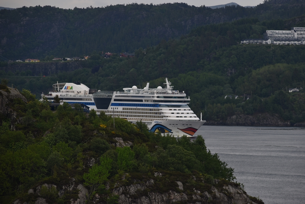 AIDAluna bei der Ausfahrt in Bergen