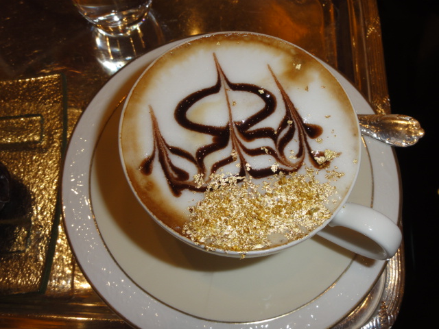 Cappucchino mit Goldstaub im Emirates Palace