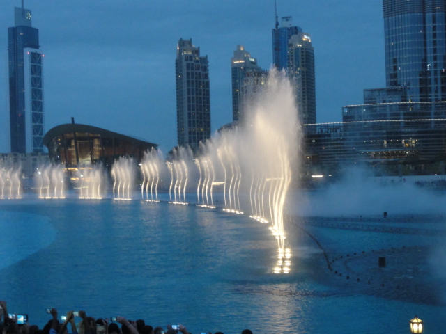 Wasserspiele vor dem Burj Khalifa