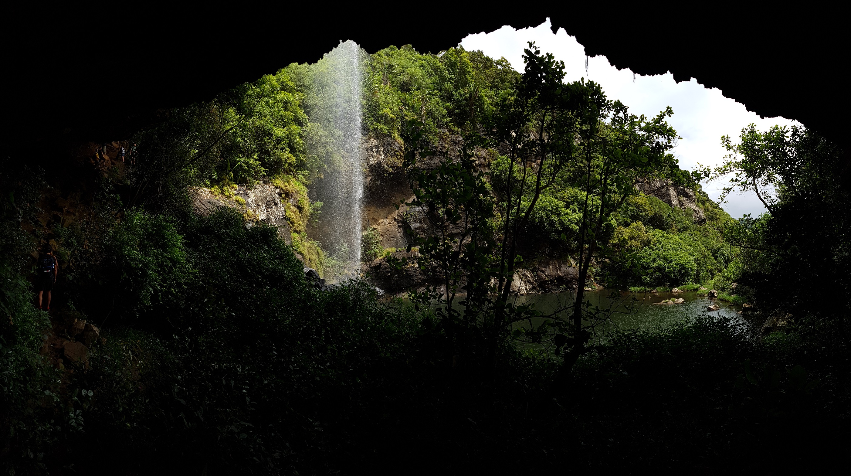 Tamarid Falls, Weg hinter einem Wasserfall