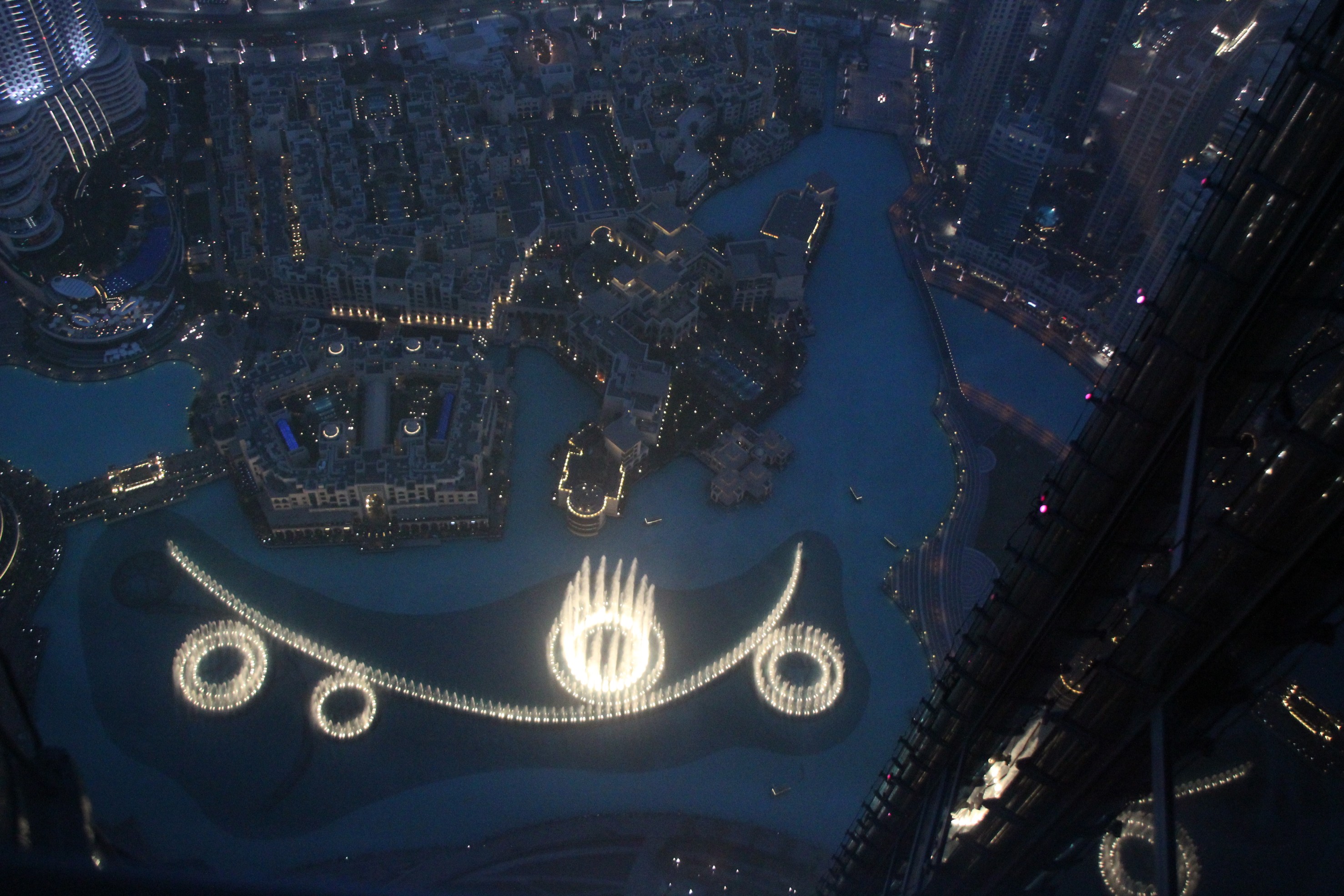 Dubai - Blick auf die Dubai Fountains von der Aussichtsplattform des Burj Khalifa