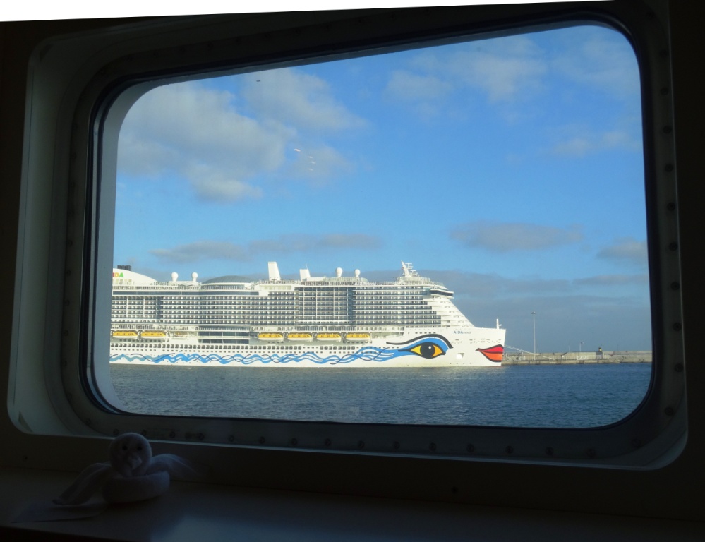 Kanarentörn AIDAstella (28.12.2018), die "nova" im Hafen von Arrecife, gesehen aus der Kabine 4255