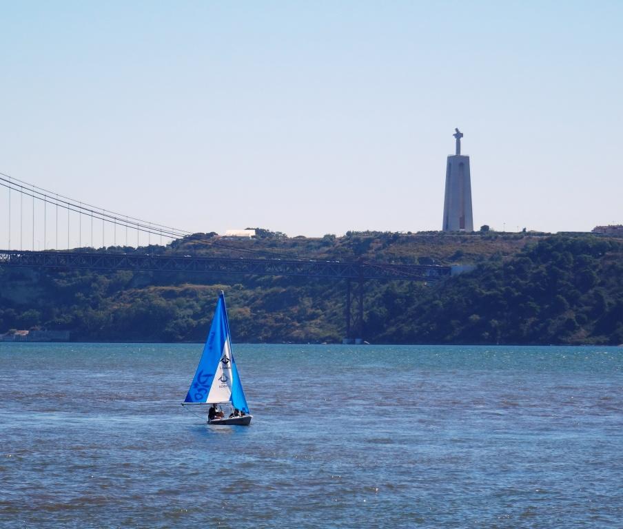 Einsamer Segler auf dem Tejo. Mit der AIDAvita in Lissabon