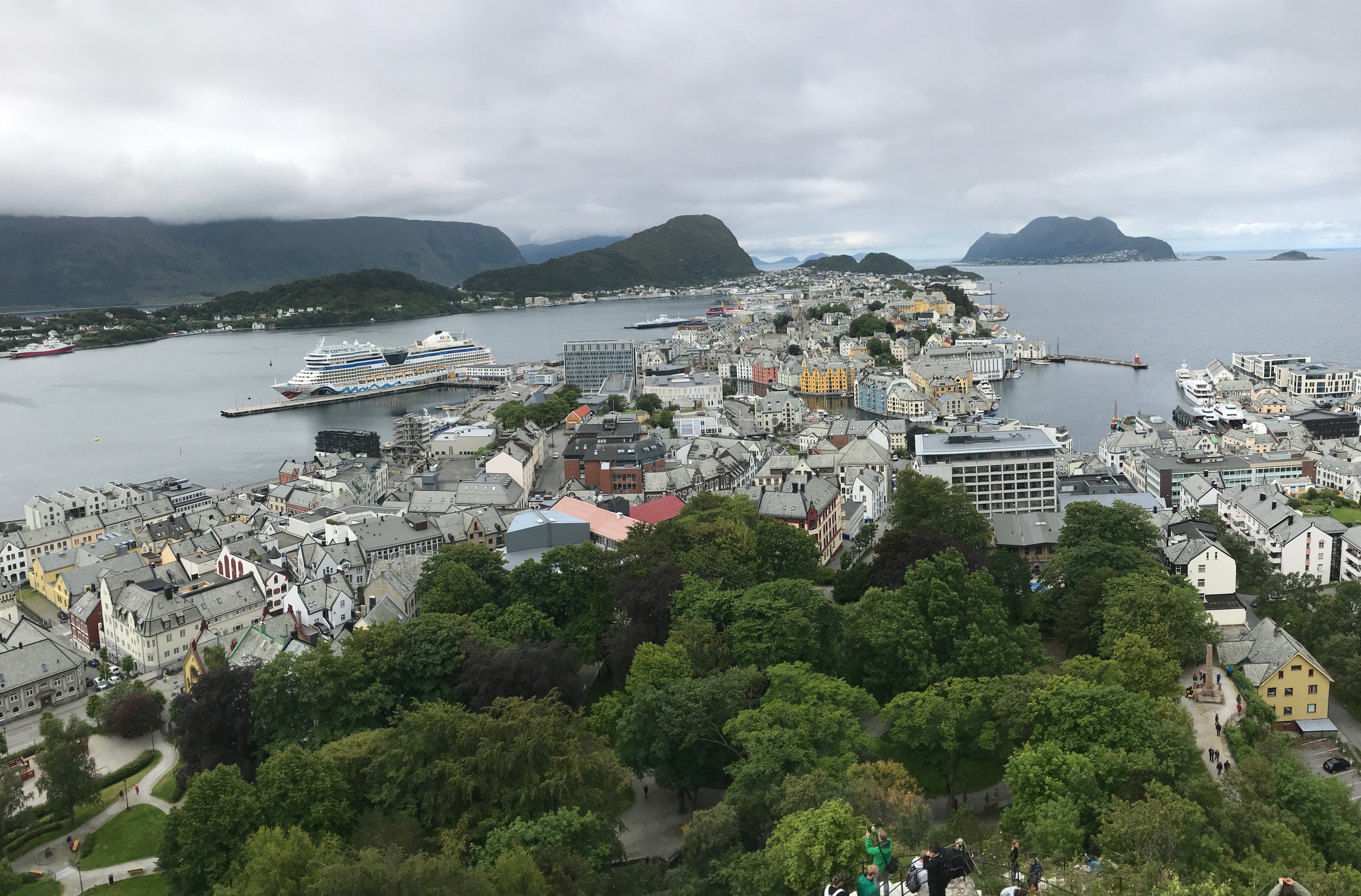 Die AIDAsol in Ålesund am frühen Morgen