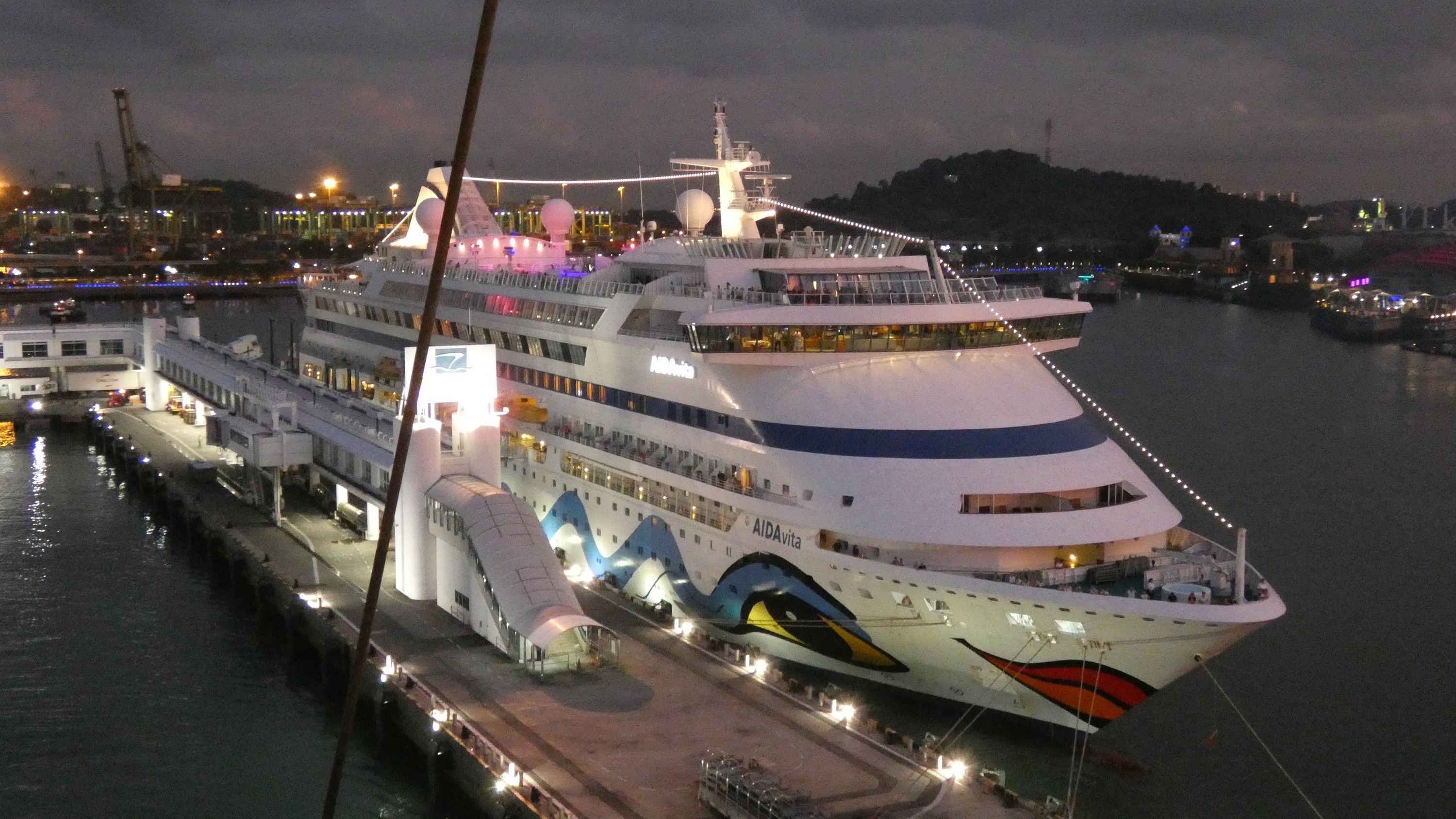 AIDAvita im Hafen von Singapur