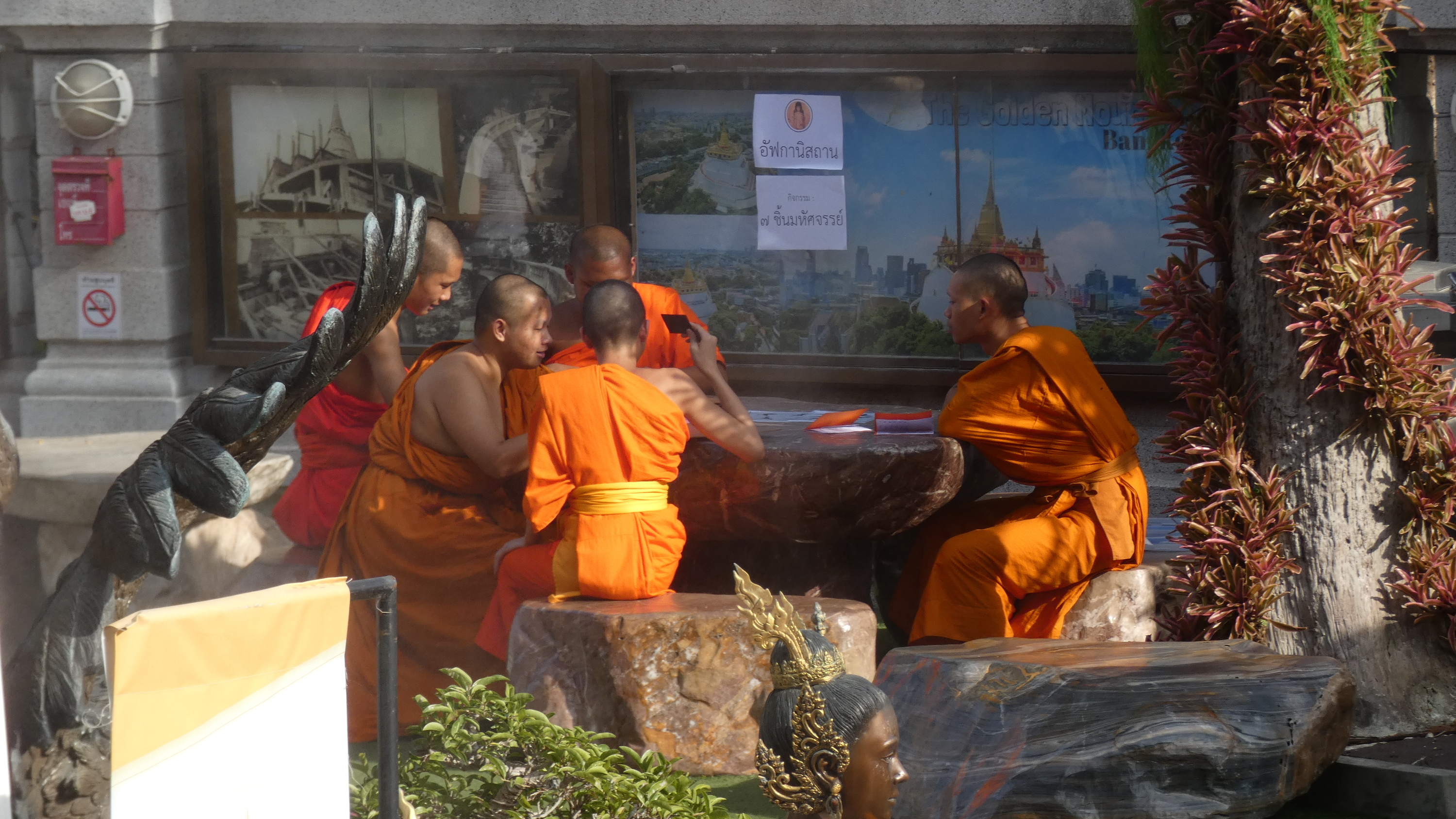 Mönche in Wat Saket