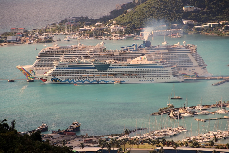 Die saubere Luna und die qualmende Norwegian Encore in Tortola