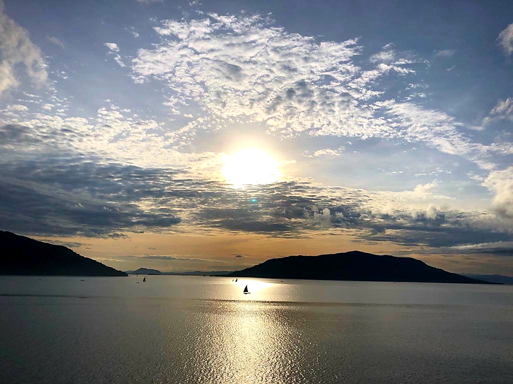 Sonnenaufgang bei der Einfahrt auf Nosy Be( Madagaskar)