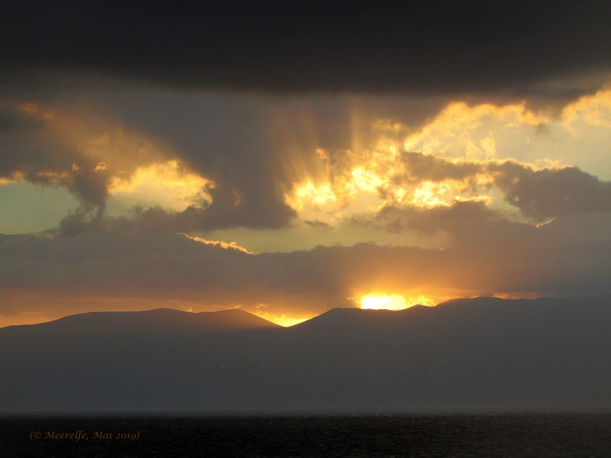 Imposanter Sonnenaufgang auf dem Weg nach Korfu