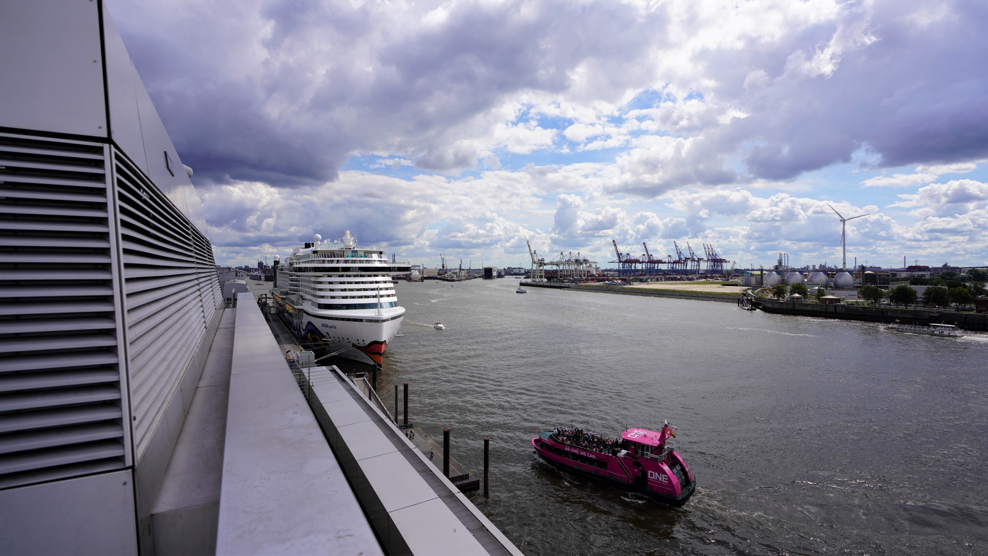 AIDAperla mit Perspektive am Cruiseterminal Altona