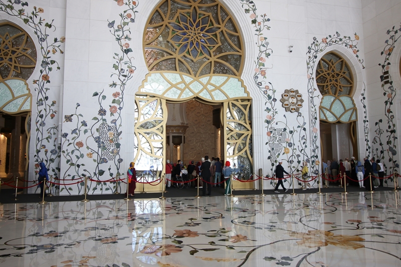Eingang zum Gebetssaal der Scheich-Zayid-Moschee