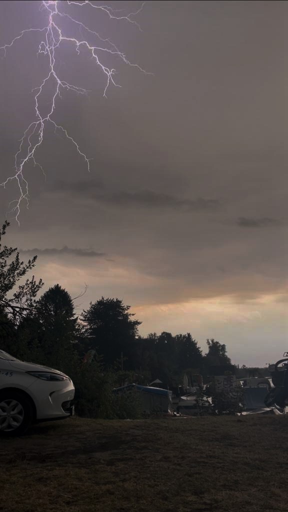 aktuelles Gewitter an der alten Donau in Wien