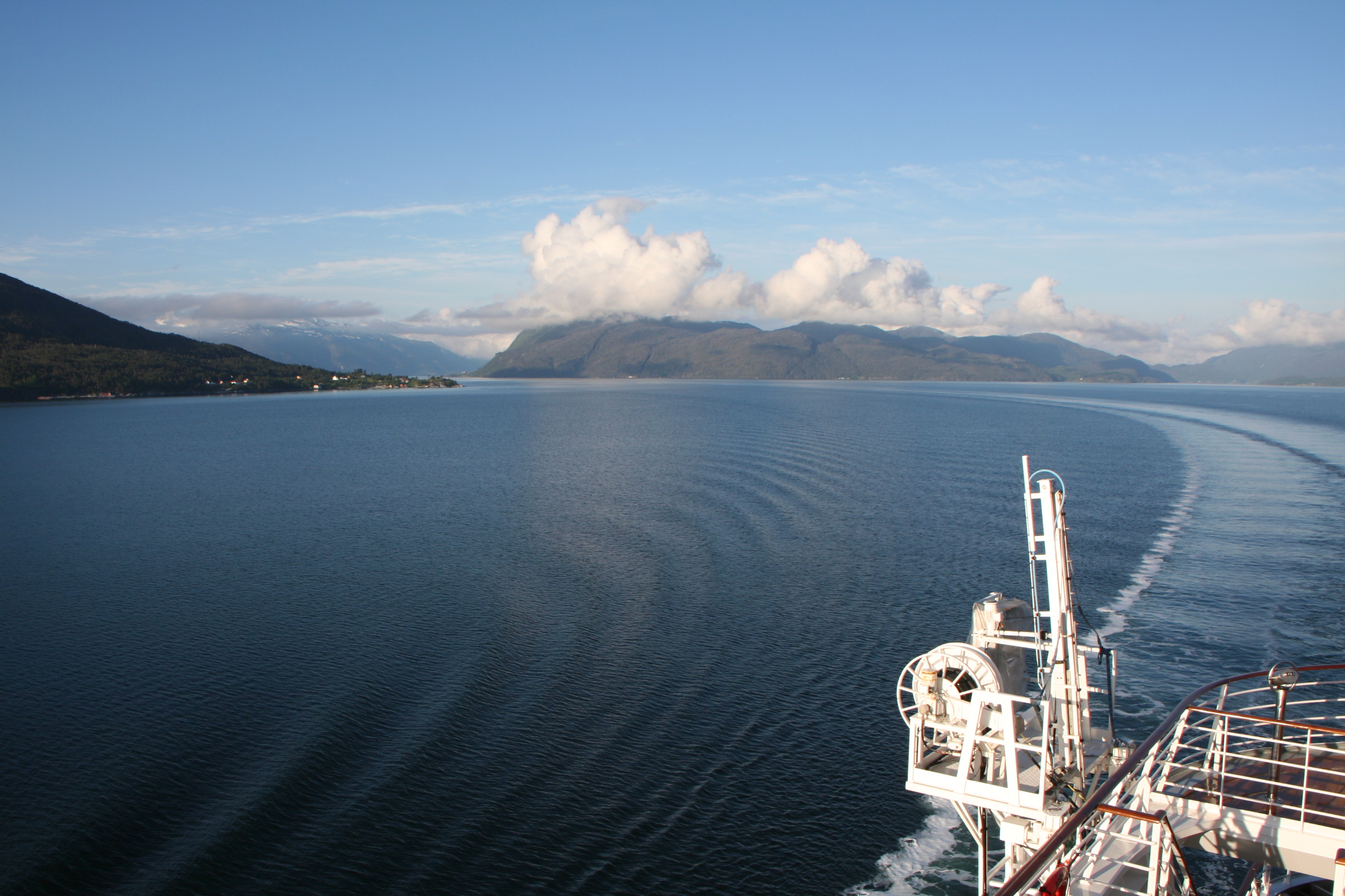 Auf der Fahrt nach Eidfjord im Hardangerfjord am frühen morgen bei Utne