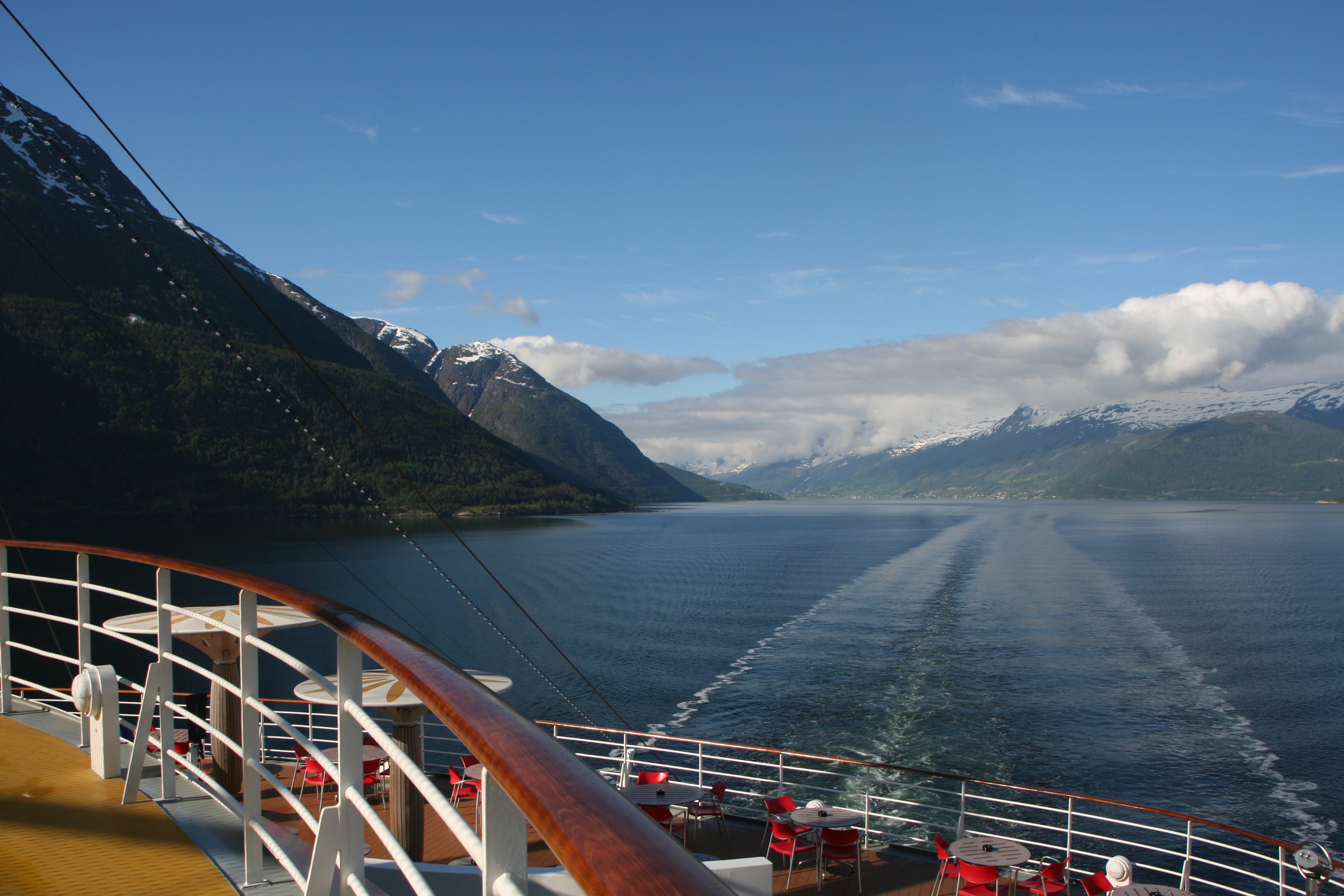 Eine ruhige Fahrt am frühen morgen durch den Hardangerfjord