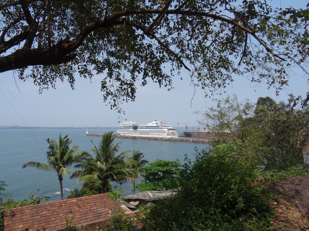 AIDAsol im "Hafen" von Mormugao, Goa