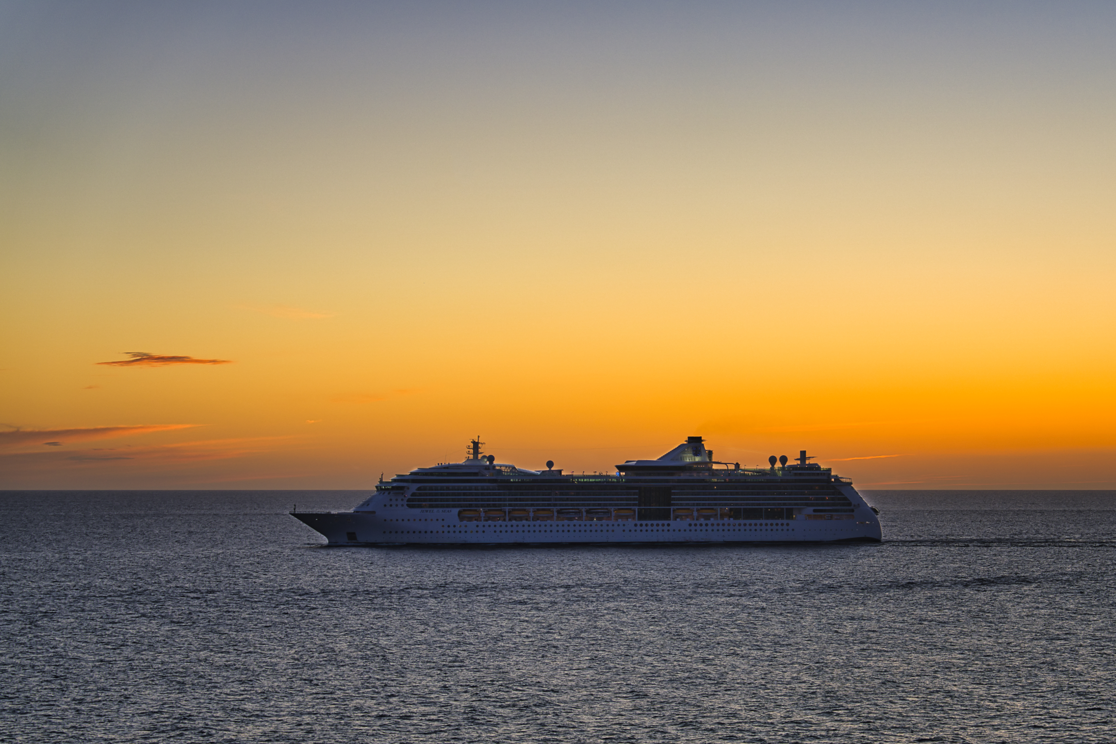 Wir gehen nordwärts und die Jewel of the seas geht südwärts.