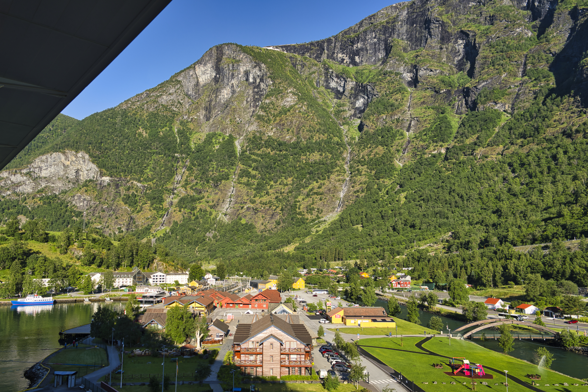 Blick von unserem Balkon morgens um 7:00 Uhr in Flåm.