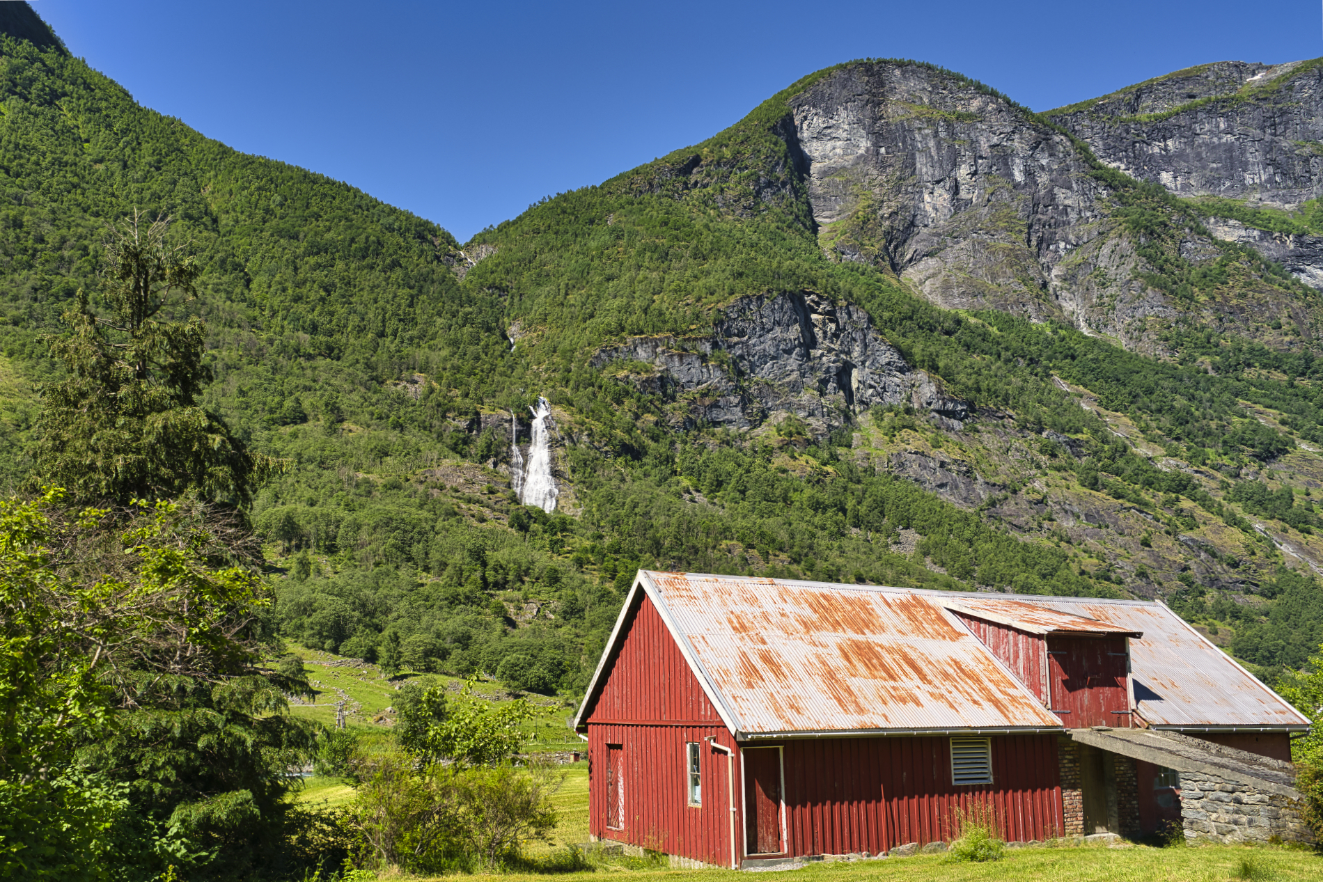 Scheune mit Brekkefossen