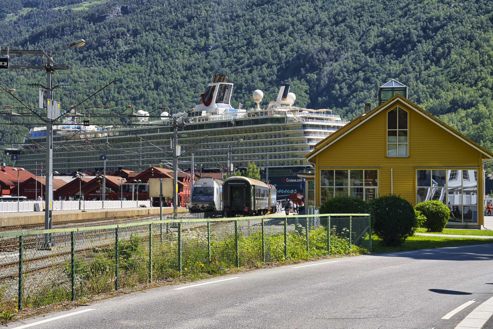 Flåm - kleiner Bahnhof und großes Schiff