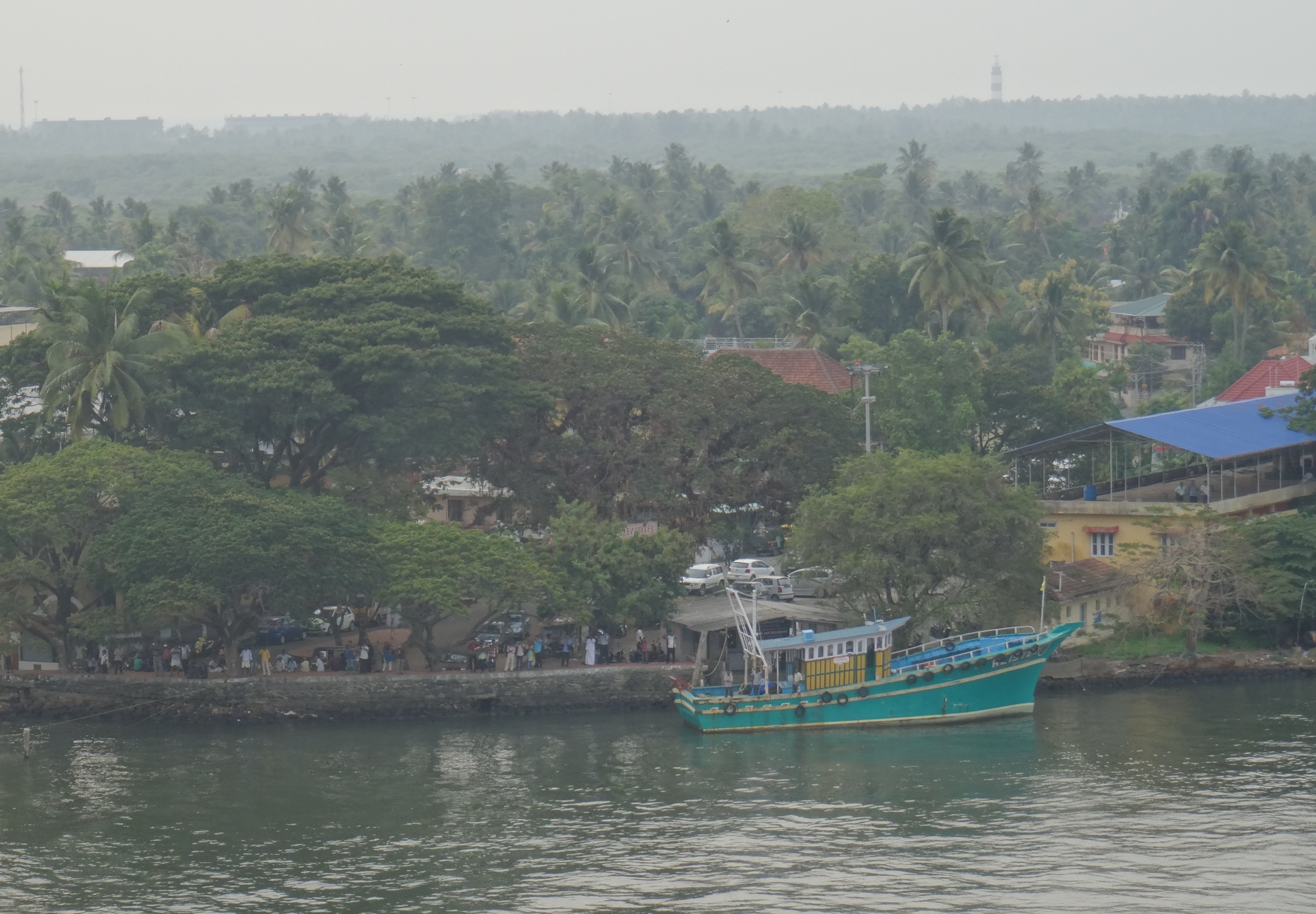 Abschied im Nachmittagsdunst aus Cochin, während des Auslaufens der AIDAsol