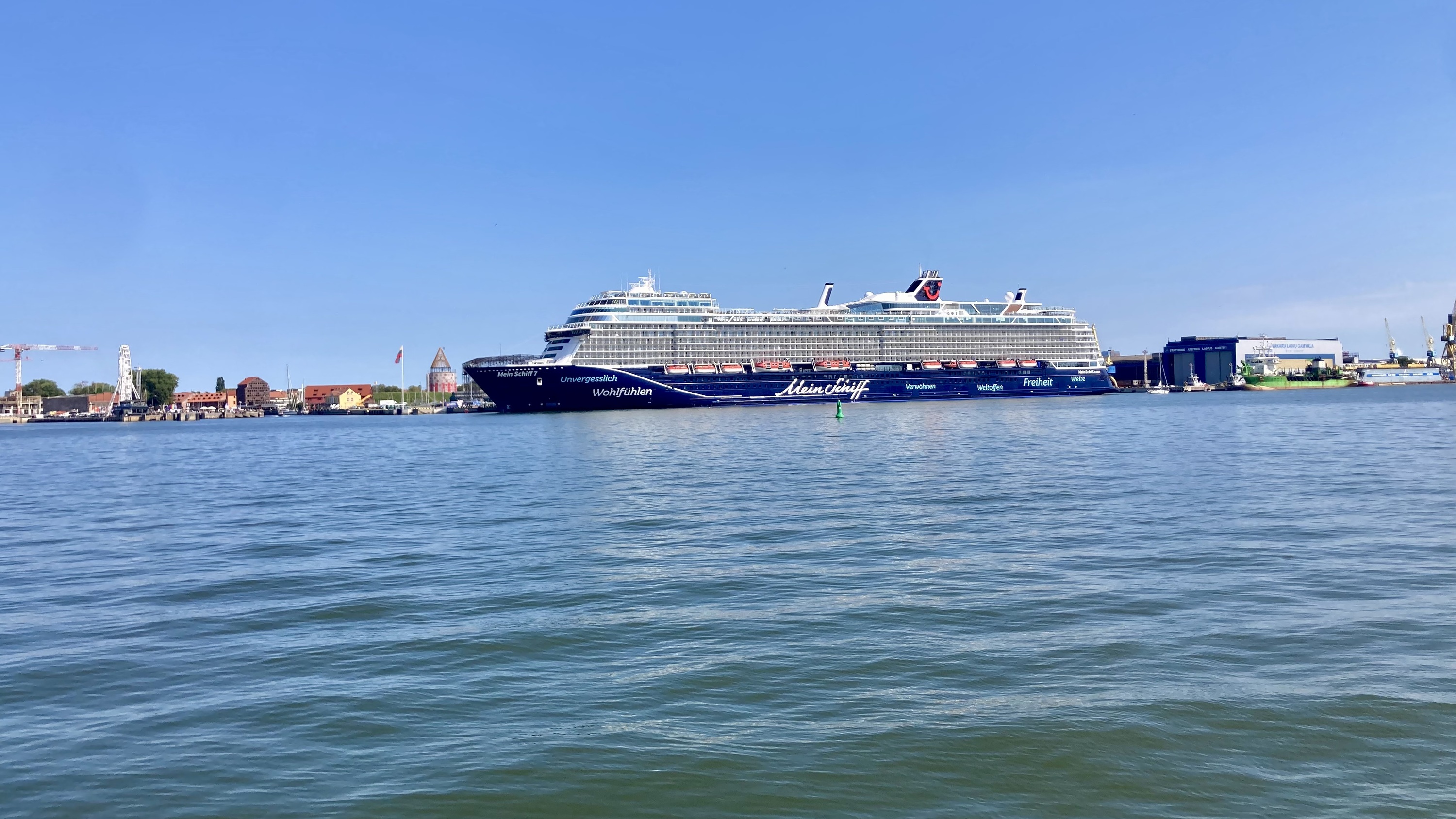 Die Mein Schiff 7 vor Klaipeda