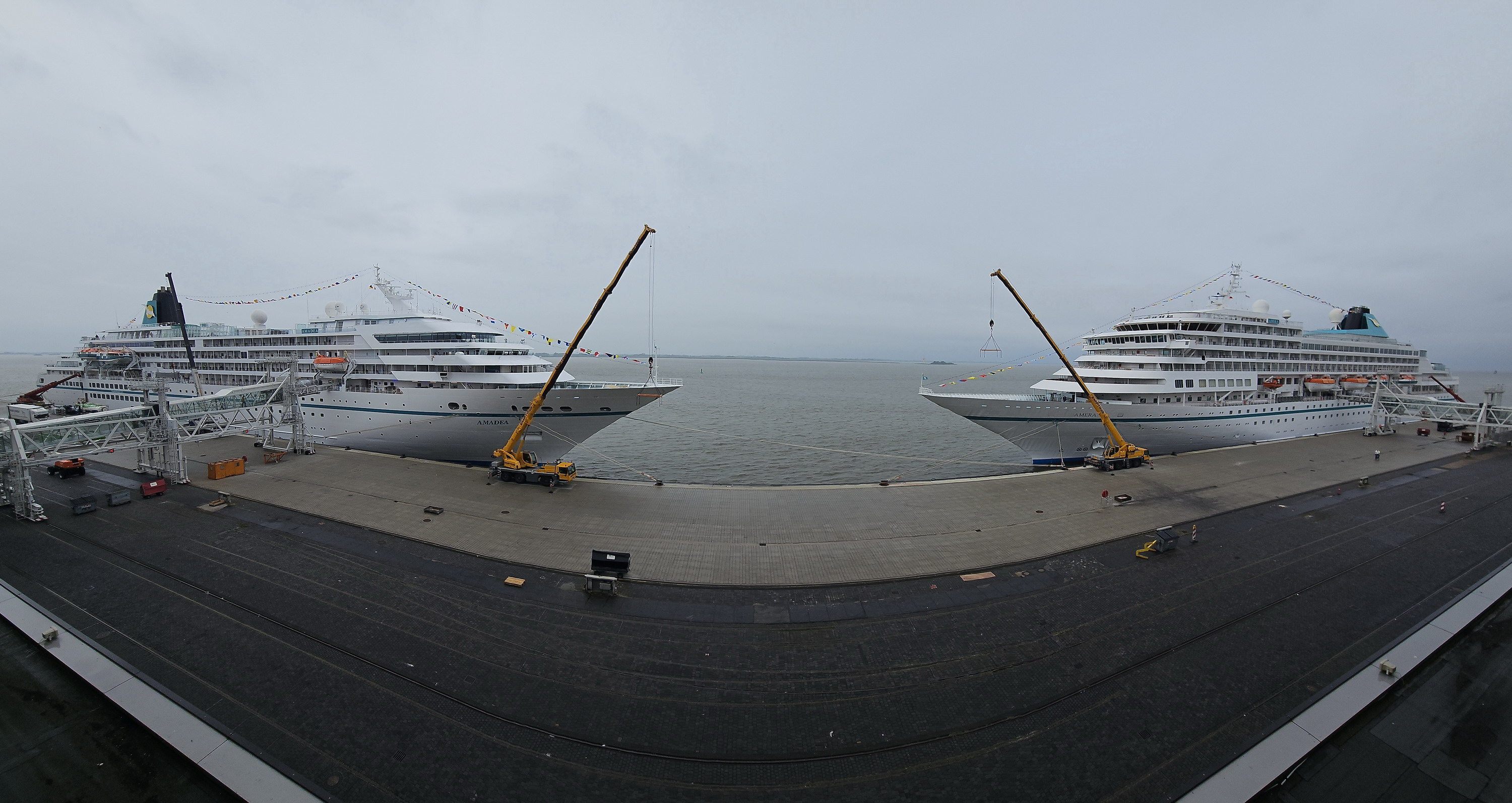 MS Amera trifft das Traumschiff MS Amadea in Bremerhaven am 16.08.2024