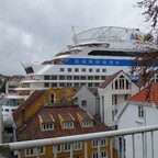 Die AIDAluna klemmt sich in Stavanger zwischen die Häuser
