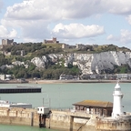 Die weißen Felsen von Dover mit Dover Castle