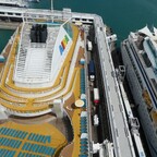 Treffen von AIDAbella und AIDAvita im Hafen von Singapur