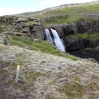 Wegmarkierung und Wasserfall