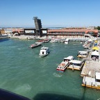 Venedig. AIDAblu im Kreuzfahrthafen. Heckaussicht.