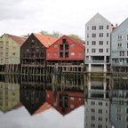 Alte Handelshäuser spiegeln sich in der Nidelva