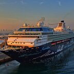 Mein Schiff 2 vor Dubai in der Morgensonne