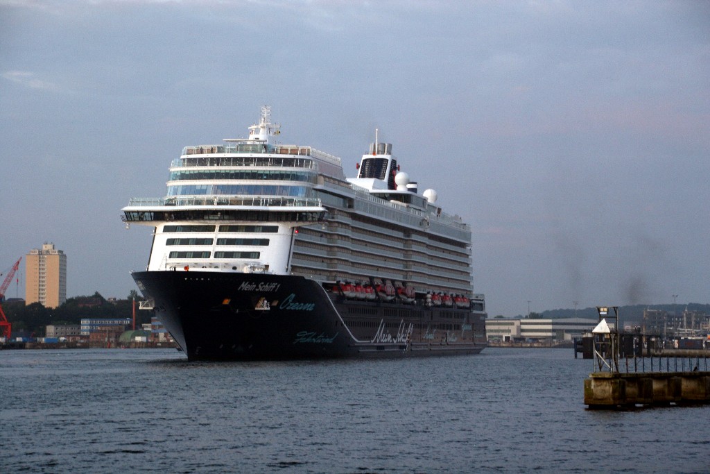 Wasserurlaub Schiffe Der Tui Flotte Auf Der Kieler Förde