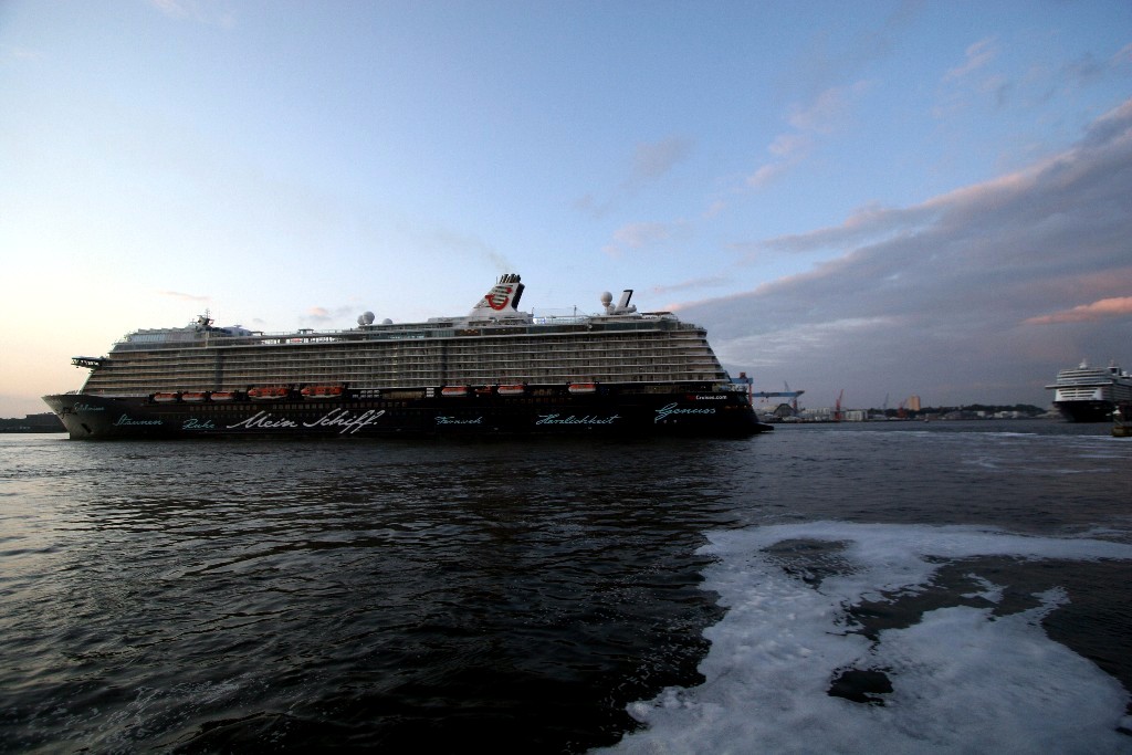 Wasserurlaub Schiffe Der Tui Flotte Auf Der Kieler Förde